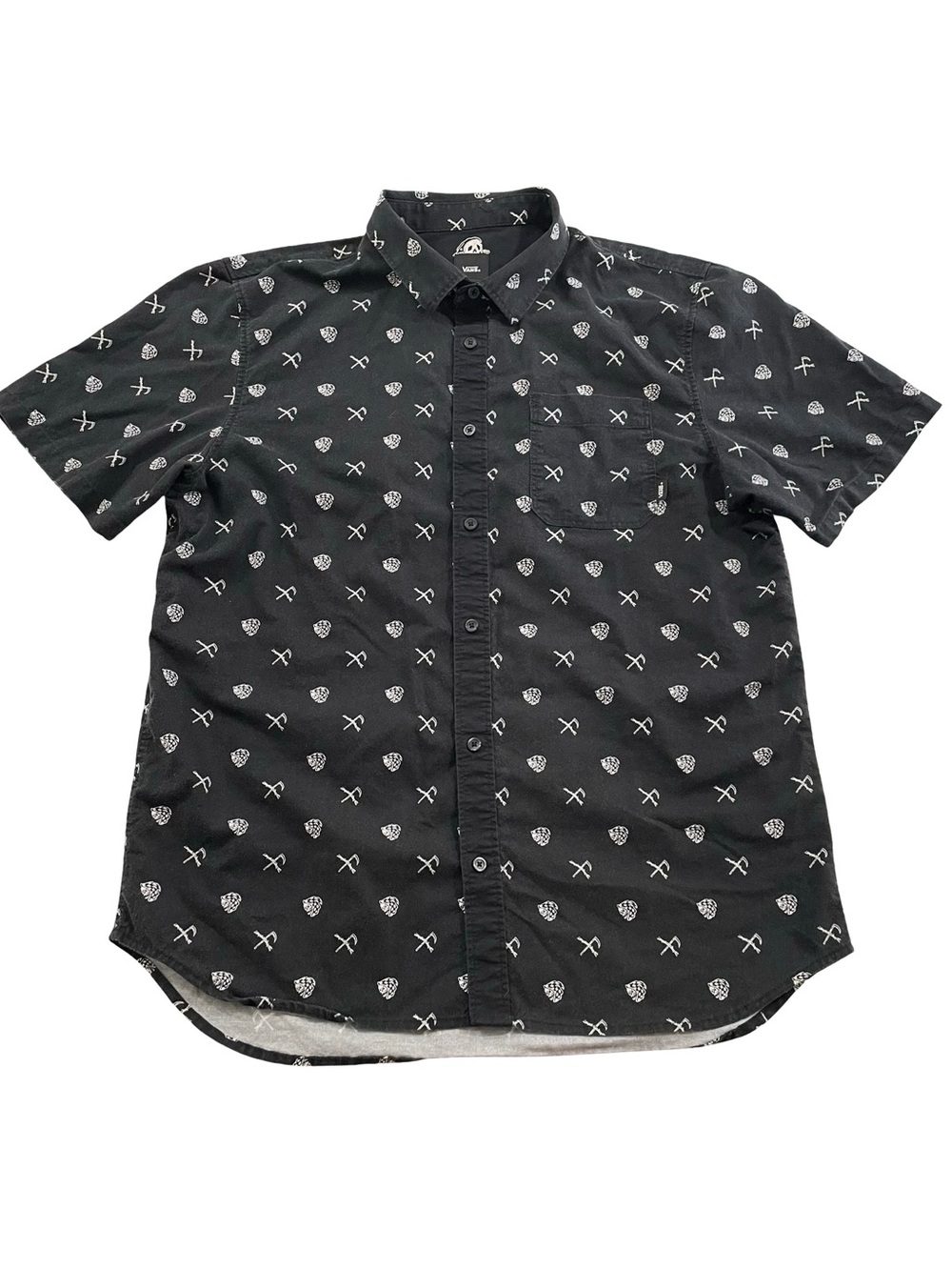 VANS Skulls & Axes Print Short Sleeve Button-Up Shirt Size L (Retail $48)